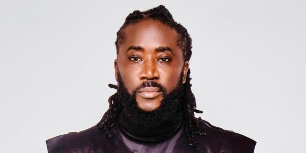 Le chanteur de reggae Élie Kamano