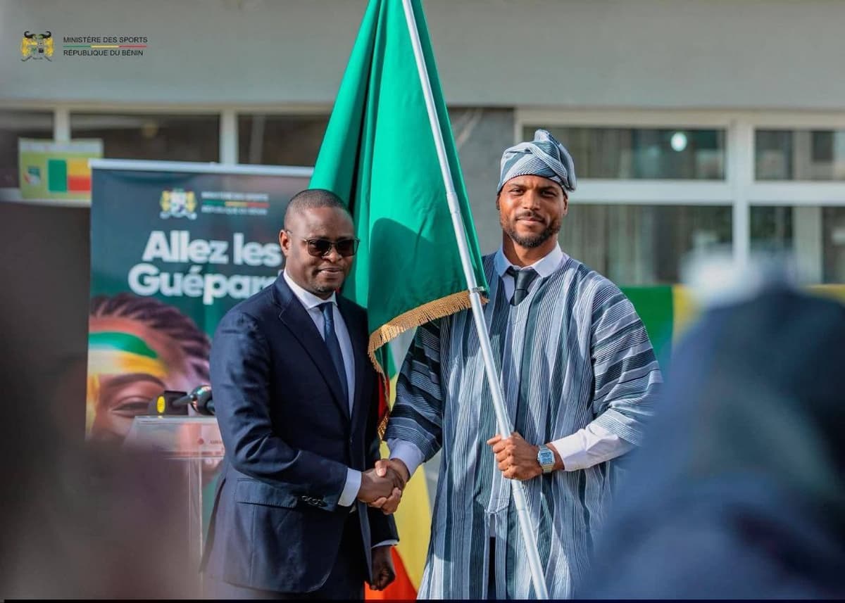 Steve Mounié et le ministre des sports, Benoit Dato