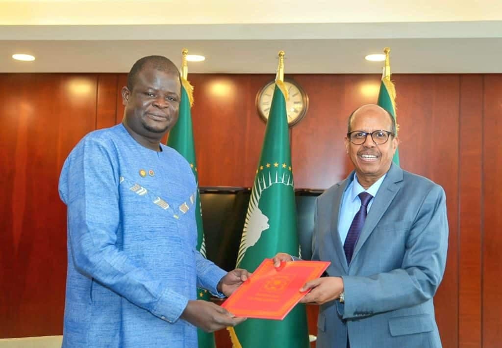 Coopération Burkina Faso - Union Africaine : L'Ambassadeur Elysé Ouédraogo présente ses Lettres d’accréditation au Président de la Commission