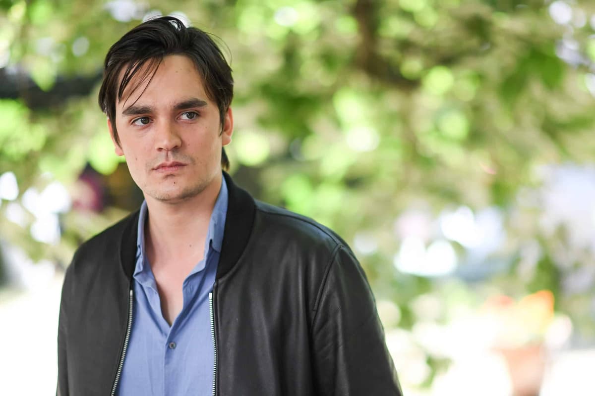 Alain-Fabien Delon menacé de mort ? Il débarque au tribunal avec un gilet pare-balles !