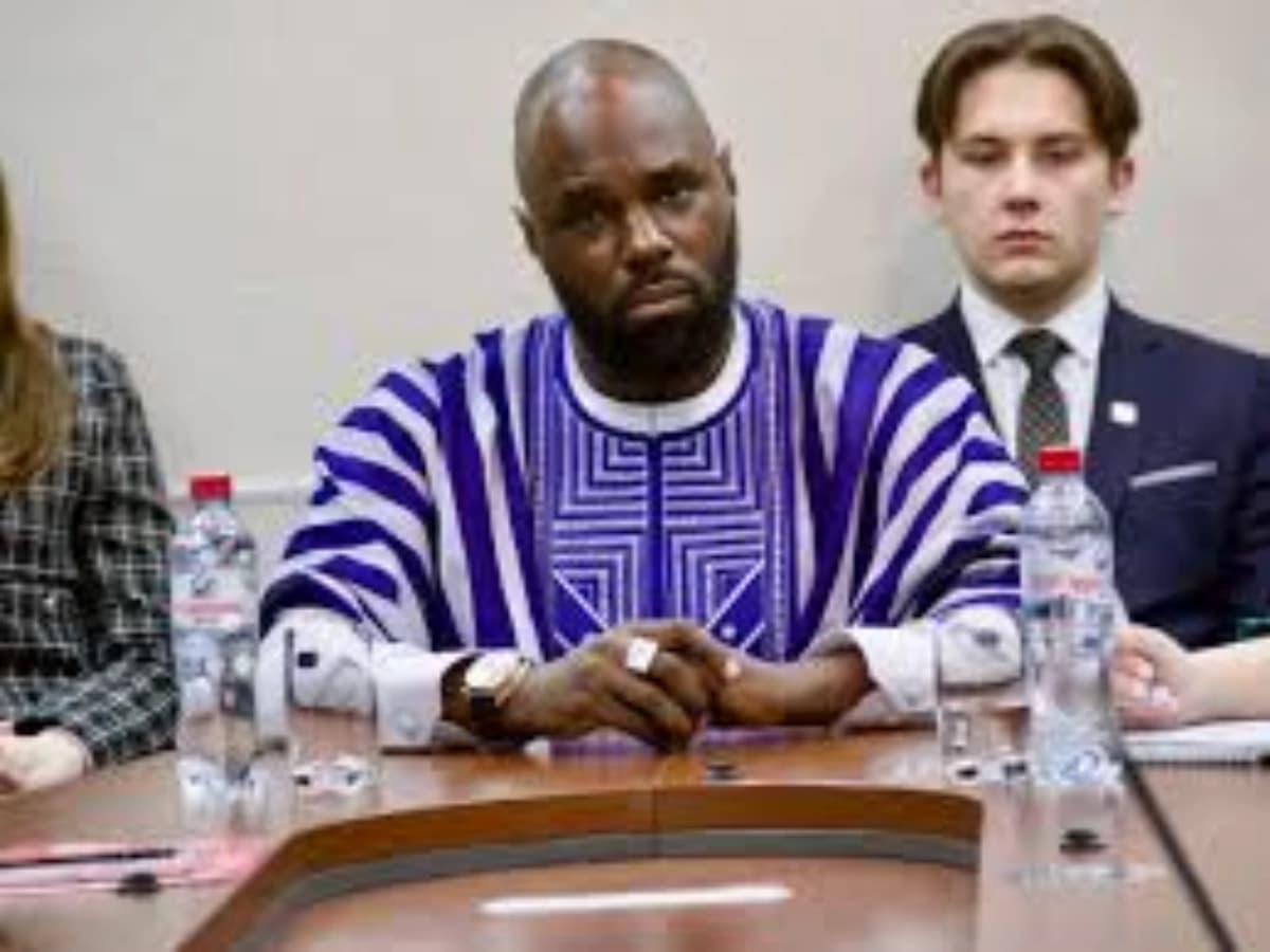 Affaire Kemi Seba : l’audience renvoyée au 29 avril après une brève comparution ce lundi