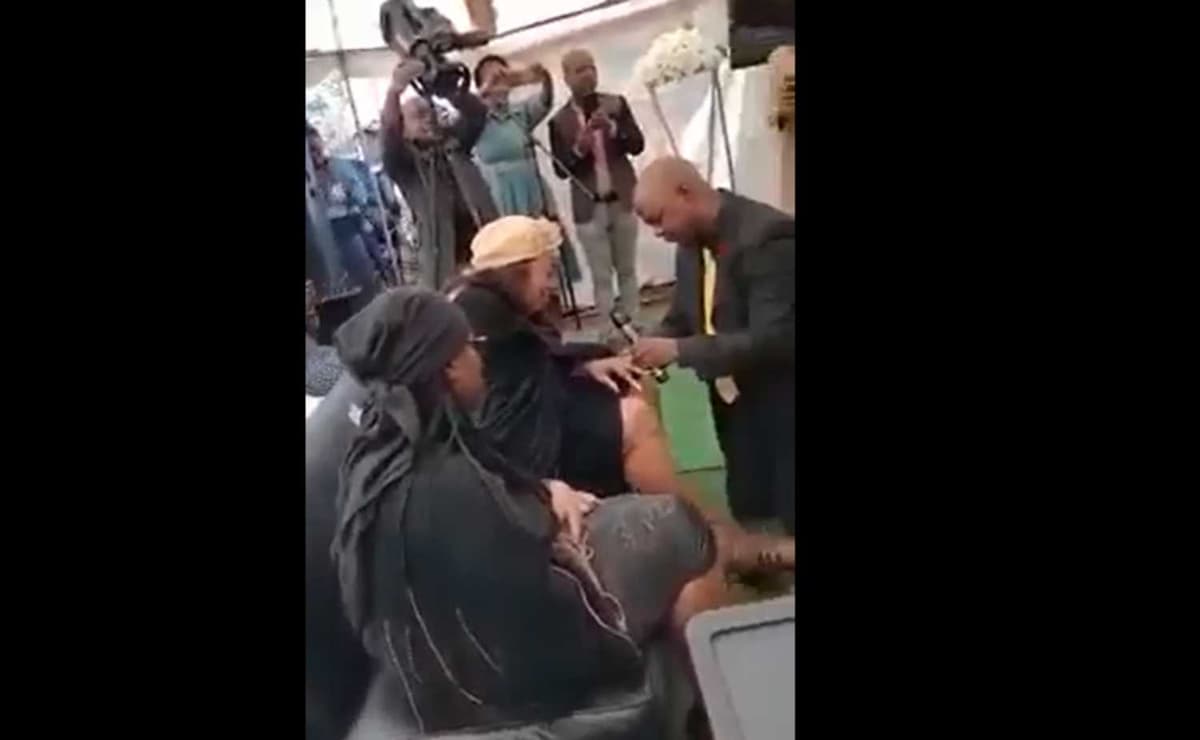 Afrique du Sud : un pasteur demande une femme en mariage à l’inhumation de son père (vidéo)