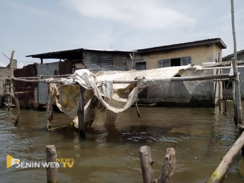 Des maisons abandonnées par des habitants, sous la pression de l'eau