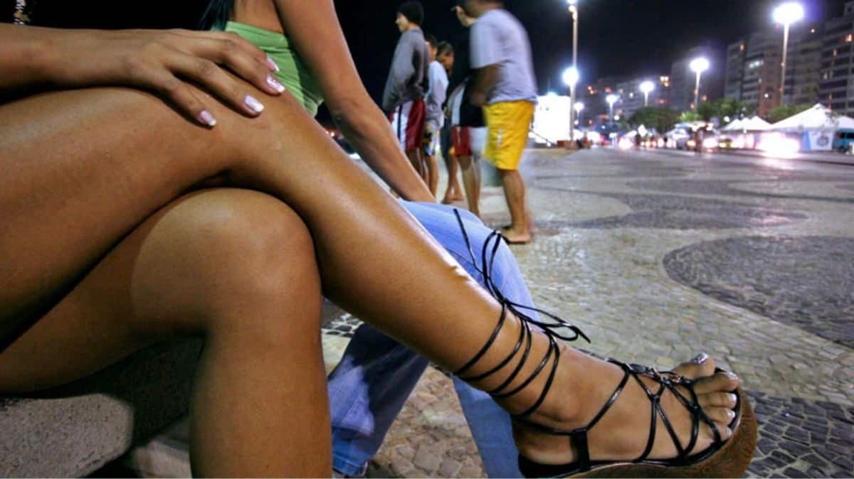 Des prostituées au bord d'une voie