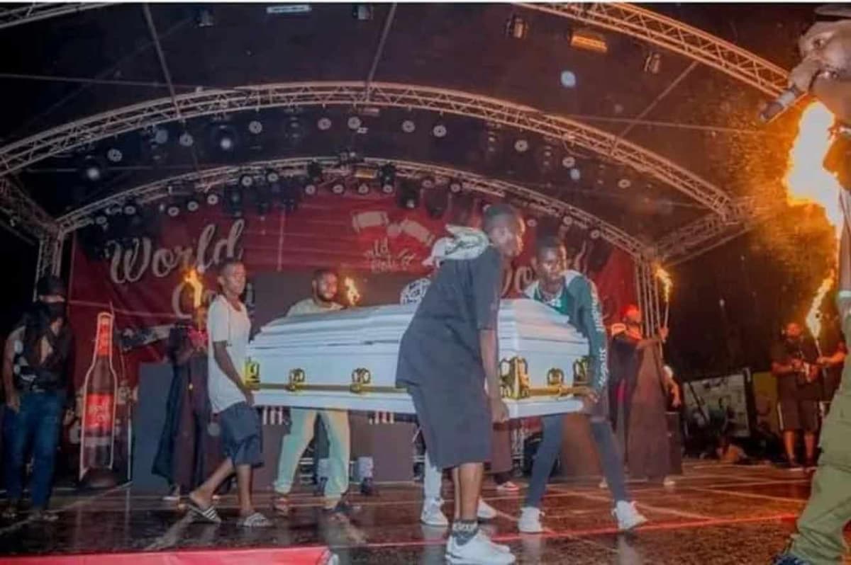 DJ Abdoul: le chanteur monte sur scène dans un cercueil, la toile sous le choc (photos)