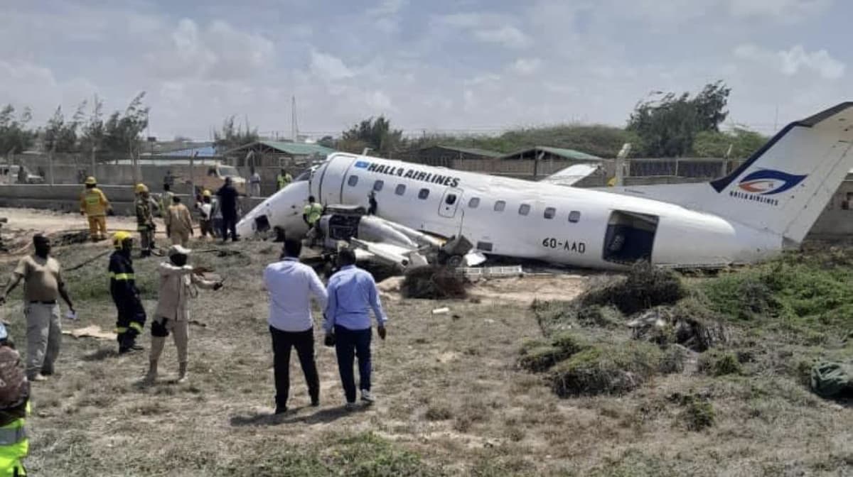 Somalie: un avion se brise en morceaux après un atterrissage brutal (Vidéo)