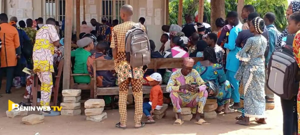 Des Usagers de l'ANIP attendant la correction de leurs données aÌ€ la Mairie d'Abomey-Calavi