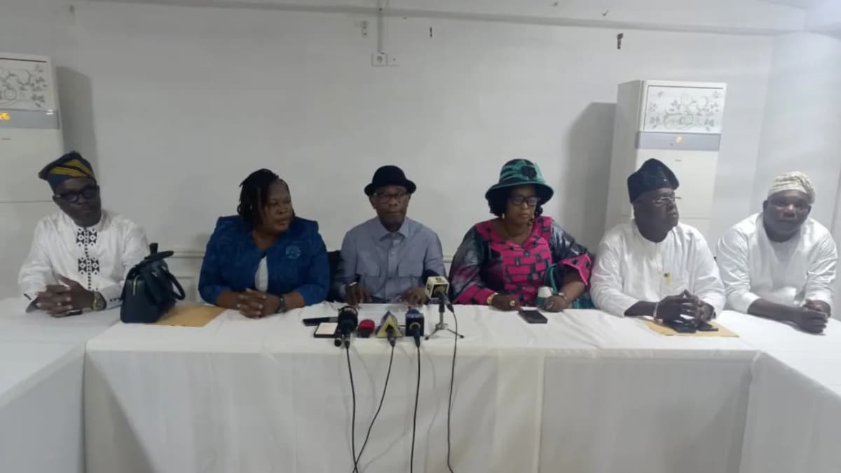 Les députés démissionnaires du Parti Les Démocrates, Chantal Adjovi, Léansou Do Rego, Denise Houmènou, Constant Nahum, Michel Sodjinou et Joël Godonou lors d'un point de presse ce vendredi 31 octobre