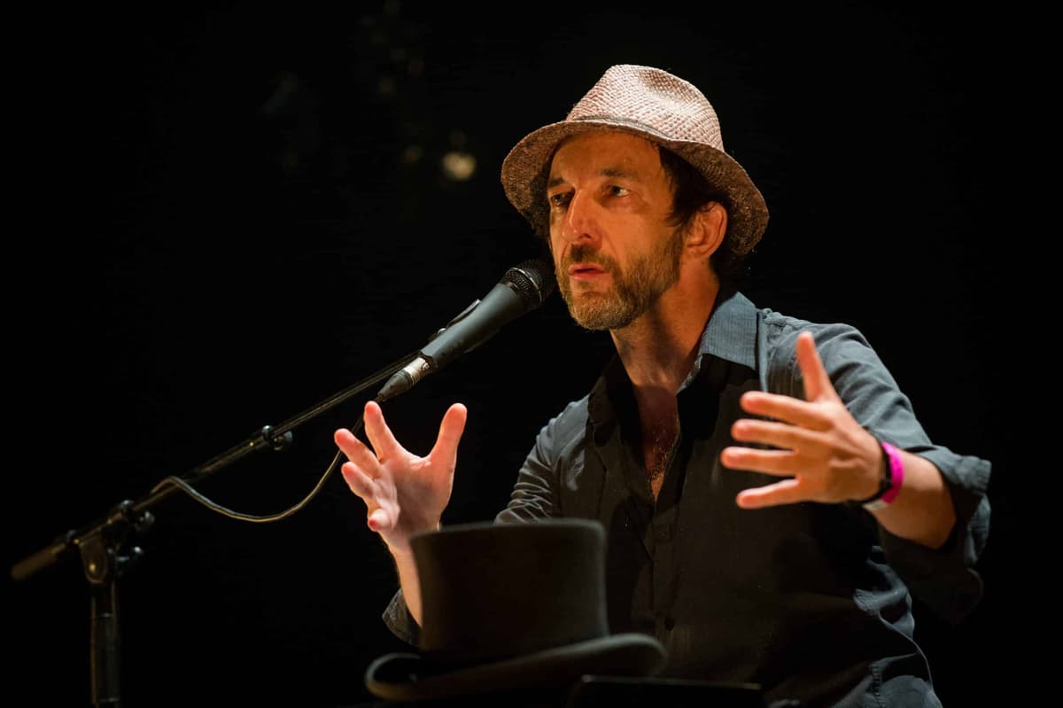 Arthur H : souvenirs d’un Paris « plus populaire » et d’hôtels particuliers « inhabités et en ruine »