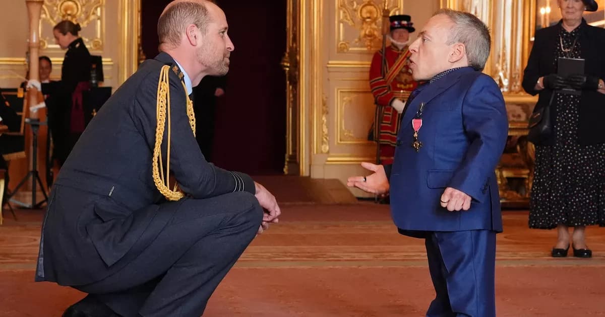 Warwick Davis nommé Officier de l’Ordre de l’Empire britannique par le prince William
