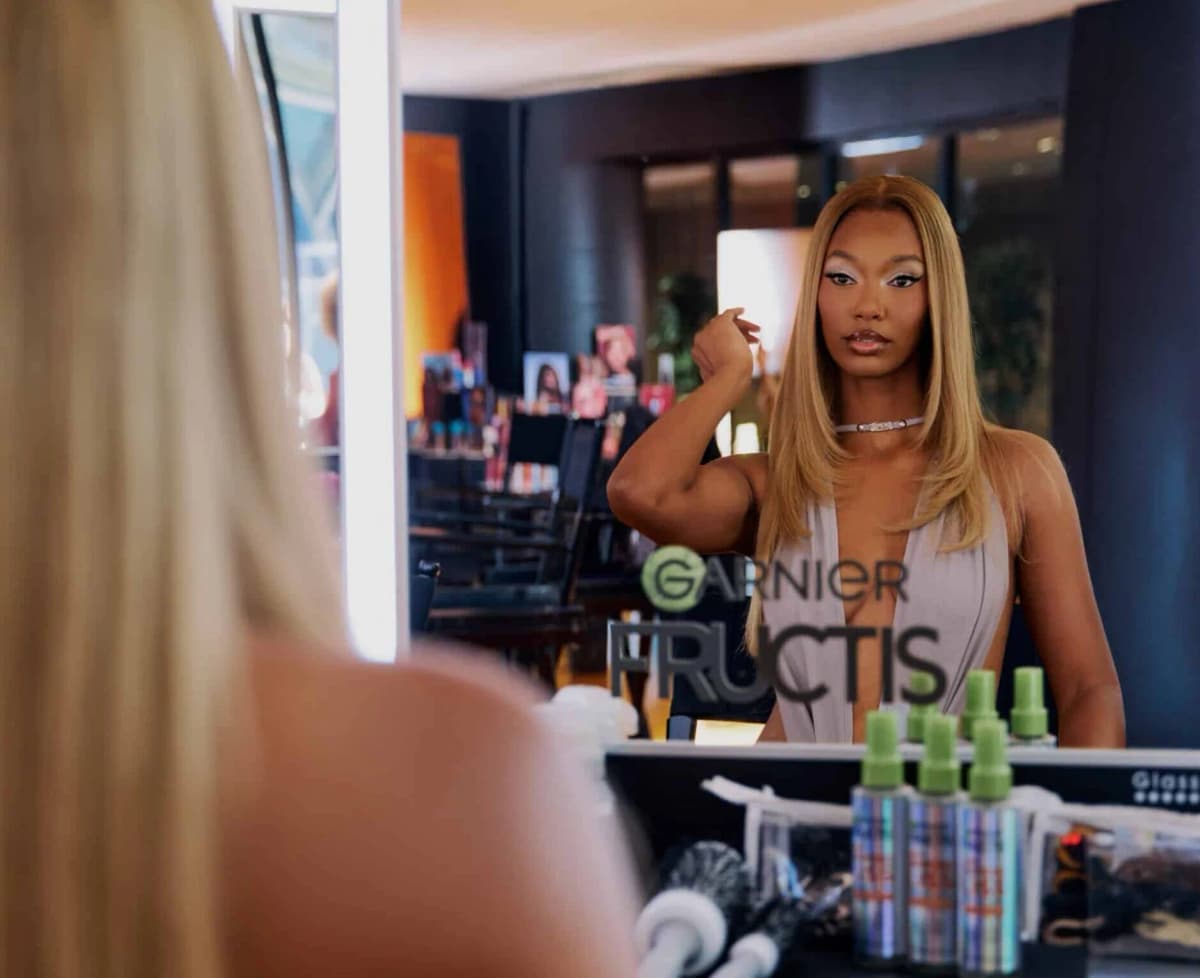 "Le secret de mes cheveux ultra-lisses et brillants" : Ronisia dévoile ses secrets de beauté dans les coulisses des "Flammes"