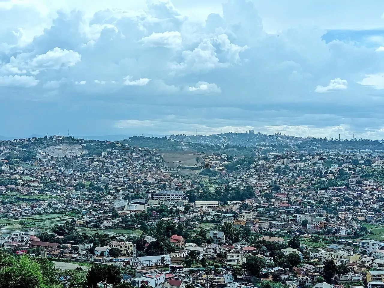 Panorama d’Antananarivo depuis Akamasoa Ambohimahitsy, à Madagascar.